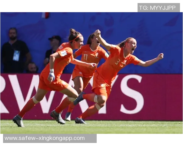 瓦妮莎携子女与坎迪斯帕克共赏道奇队晋级世界大赛精彩瞬间